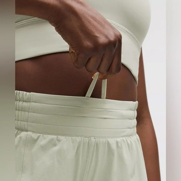 Lululemon Hotty Hot High-Rise Short 2.5" - Fog Green, Size 6 - Picture 4 of 10